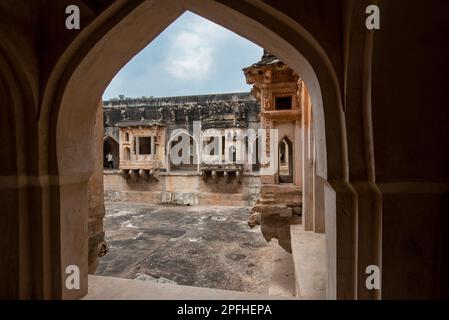 Hampi, Karnataka, Indien - Nov. 2 2022: Queens Bath am Eingang des königlichen Gehäuses in Hampi. Hampi, die Hauptstadt des alten Vijayanagara-Reiches, Stockfoto