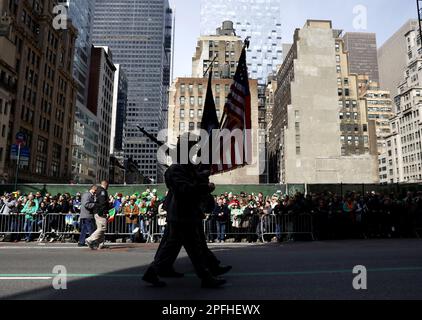 New York, Usa. 17. März 2023. Paradenmarschern ziehen die Fifth Avenue an der St. hoch Patrick's Day Parade in New York City am Freitag, 17. März 2023. Foto: John Angelillo/UPI Credit: UPI/Alamy Live News Stockfoto