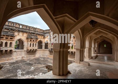 Hampi, Karnataka, Indien - Nov. 2 2022: Queens Bath am Eingang des königlichen Gehäuses in Hampi. Hampi, die Hauptstadt des alten Vijayanagara-Reiches, Stockfoto