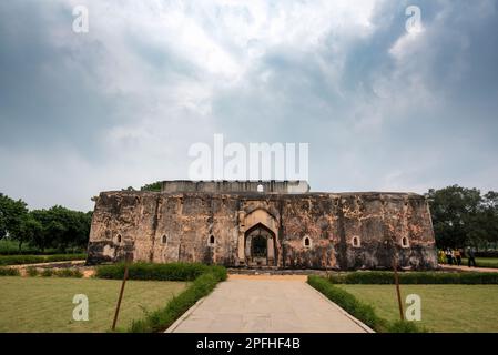 Hampi, Karnataka, Indien - Nov. 2 2022: Queens Bath am Eingang des königlichen Gehäuses in Hampi. Hampi, die Hauptstadt des alten Vijayanagara-Reiches, Stockfoto