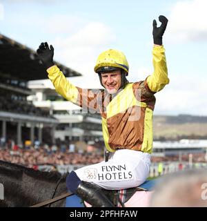 Jockey Paul Townend feiert Galopin des Champs J: Paul Townend T: Willie Mullins gewinnt den Cheltenham Gold Cup am 4. Tag des Cheltenham Festivals in Prestbury Park, Cheltenham, Großbritannien, am 14. März 2023. Foto: Ken Sparks. Nur redaktionelle Verwendung, Lizenz für kommerzielle Verwendung erforderlich. Keine Verwendung bei Wetten, Spielen oder Veröffentlichungen von Clubs/Ligen/Spielern. Kredit: UK Sports Pics Ltd/Alamy Live News Stockfoto