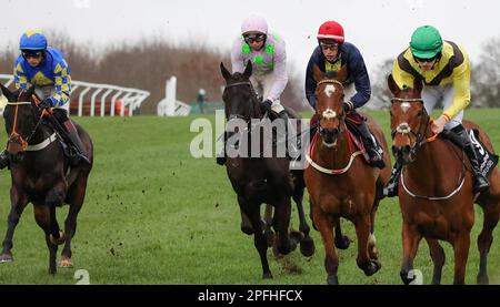 Unten Royal, Lisburn, County Antrim, Nordirland. 17. März 2023. St. Patrick's Day Race Meeting - Bluegrass Stamm 30 Chase - Rennen gewonnen Longhouse Poet (Nummer 4 (rote Mütze), geritten von J J J Slevin und trainiert von Martin Brassil). Kredit: CAZIMB/Alamy Live News. Stockfoto