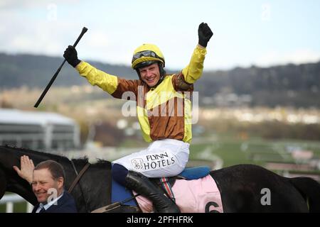 Jockey Paul Townend feiert Galopin des Champs J: Paul Townend T: Willie Mullins gewinnt den Cheltenham Gold Cup am 4. Tag des Cheltenham Festivals in Prestbury Park, Cheltenham, Großbritannien, am 14. März 2023. Foto: Ken Sparks. Nur redaktionelle Verwendung, Lizenz für kommerzielle Verwendung erforderlich. Keine Verwendung bei Wetten, Spielen oder Veröffentlichungen von Clubs/Ligen/Spielern. Kredit: UK Sports Pics Ltd/Alamy Live News Stockfoto