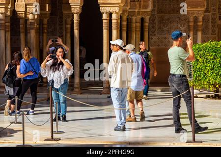 Touristen, die die Alhambra in Granada besuchen Andalusien Spanien gehört zum UNESCO-Weltkulturerbe und ist eine wichtige Touristenattraktion Stockfoto