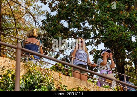 Touristen, die die Alhambra in Granada besuchen Andalusien Spanien gehört zum UNESCO-Weltkulturerbe und ist eine wichtige Touristenattraktion Stockfoto