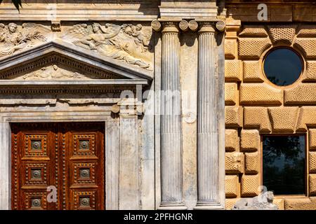 Detail der dekorativen Tür im Schloss Karl V. oder Palacio de Carlos V. im Alhambra-Palast Granada Andalusien Spanien, das zum UNESCO-Weltkulturerbe gehört. Stockfoto