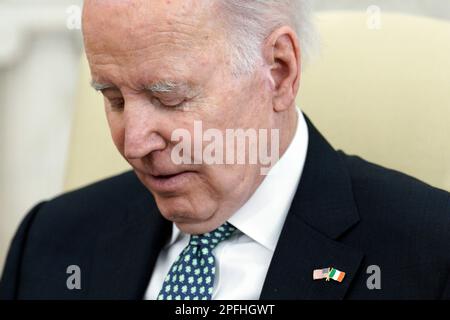 US-Präsident Joe Biden spricht vor der Presse, während er am 17. März 2023 im Oval Office des Weißen Hauses in Washington, DC, mit dem irischen Taoiseach Leo Varadkar zusammentrifft. Kredit: Yuri Gripas/Pool via CNP/MediaPunch Stockfoto