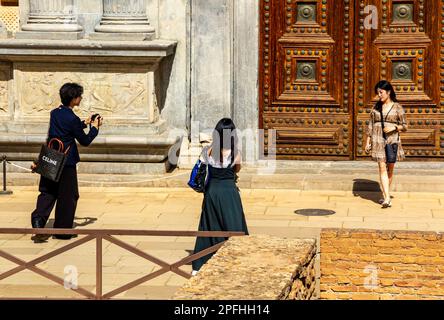 Touristen, die die Alhambra in Granada besuchen Andalusien Spanien gehört zum UNESCO-Weltkulturerbe und ist eine wichtige Touristenattraktion Stockfoto