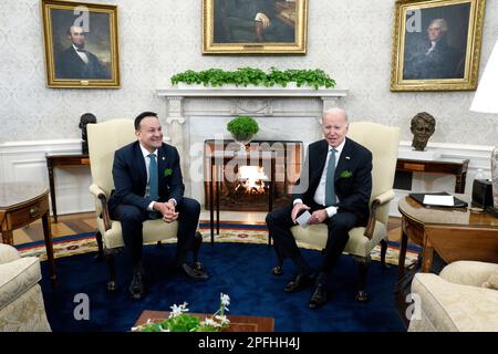 US-Präsident Joe Biden trifft sich am 17. März 2023 im Oval Office des Weißen Hauses in Washington, DC, mit dem irischen Taoiseach Leo Varadkar. Kredit: Yuri Gripas/Pool via CNP/MediaPunch Stockfoto