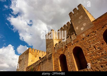 Maurische Türme und Mauern im Alhambra-Palast in Granada Andalusien Spanien ist ein UNESCO-Weltkulturerbe und eine wichtige Touristenattraktion. Stockfoto