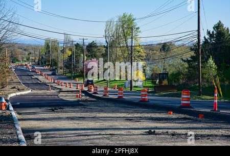 Eine Hauptstraße in Twinsburg, Ohio, wird in den letzten Bauphasen gezeigt, die eine Erweiterung, einen neuen Bürgersteig und einen zusätzlichen Kreisverkehr beinhalteten. Stockfoto