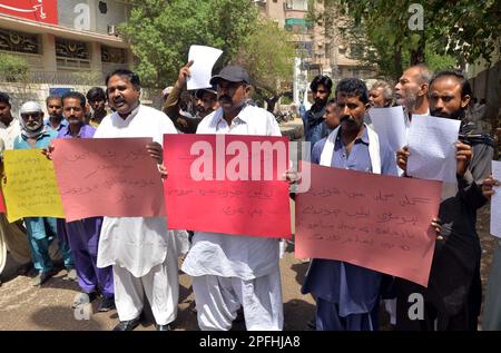 Die Bewohner von Husri halten am Freitag, den 17. März 2023, im Presseclub Hyderabad eine Protestdemonstration gegen Raubüberfälle und die große Händigkeit der Polizei ab. Stockfoto