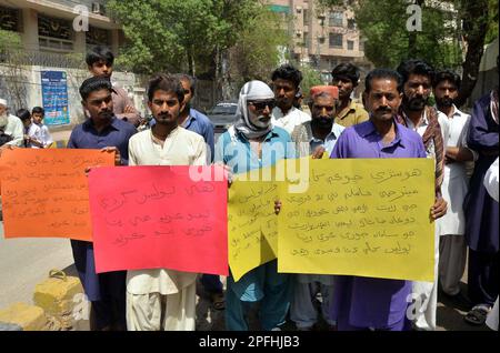 Die Bewohner von Husri halten am Freitag, den 17. März 2023, im Presseclub Hyderabad eine Protestdemonstration gegen Raubüberfälle und die große Händigkeit der Polizei ab. Stockfoto