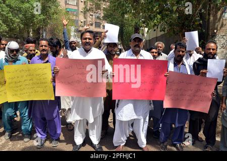 Die Bewohner von Husri halten am Freitag, den 17. März 2023, im Presseclub Hyderabad eine Protestdemonstration gegen Raubüberfälle und die große Händigkeit der Polizei ab. Stockfoto