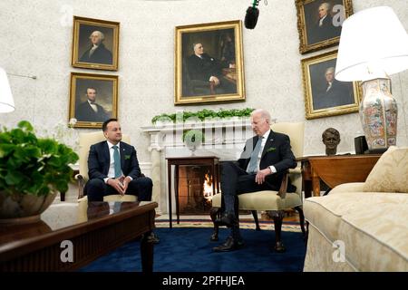 Washington, Vereinigte Staaten. 17. März 2023. US-Präsident Joe Biden trifft sich am 17. März 2023 im Oval Office des Weißen Hauses in Washington, DC, mit dem irischen Taoiseach Leo Varadkar. Kredit: Yuri Gripas/Pool über CNP/dpa/Alamy Live News Stockfoto