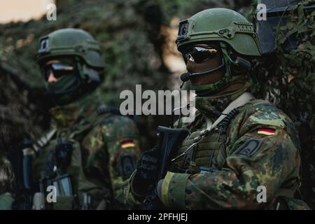 Schleifwinkel, Deutschland. 16. März 2023. Feldjaeger-Soldat, fotografiert als Teil einer Fähigkeitsshow auf dem Militärstützpunkt der Bundeswehr in Mahlwinkel, 16. März 2023. Aufnahme nur für redaktionelle Zwecke! Kredit: dpa/Alamy Live News Stockfoto