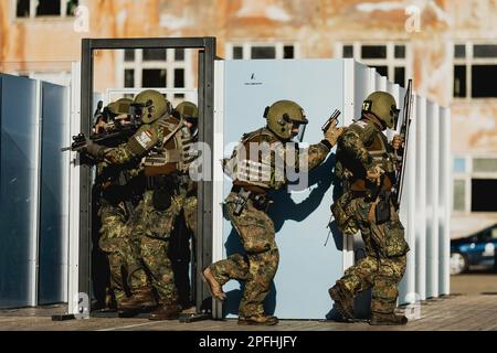 Schleifwinkel, Deutschland. 16. März 2023. Feldjäger-Soldaten, fotografiert als Teil einer Fähigkeitsshow auf dem Militärstützpunkt der Bundeswehr in Mahlwinkel, 16. März 2023. Aufnahme nur für redaktionelle Zwecke! Kredit: dpa/Alamy Live News Stockfoto