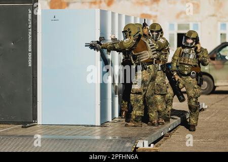 Schleifwinkel, Deutschland. 16. März 2023. Feldjaeger-Soldaten, fotografiert als Teil einer Fähigkeitsshow auf dem Militärstützpunkt der Bundeswehr in Mahlwinkel, 16. März 2023. Aufnahme nur für redaktionelle Zwecke! Kredit: dpa/Alamy Live News Stockfoto