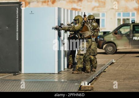 Schleifwinkel, Deutschland. 16. März 2023. Feldjäger-Soldaten, fotografiert als Teil einer Fähigkeitsshow auf dem Militärstützpunkt der Bundeswehr in Mahlwinkel, 16. März 2023. Aufnahme nur für redaktionelle Zwecke! Kredit: dpa/Alamy Live News Stockfoto