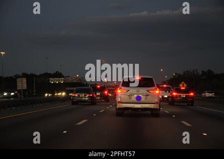 TEMPA/ST.PETERSBOURG/ORLANDO / FLORIDA / USA - 02. Dezember 2017  Autos und Fahrzeuge auf Bundesstaaten fahren am sonnabend und Abend von Orlando nach Tempa und St.petersbourg frei. (Foto: Francis Dean/Dean Picturs) Stockfoto