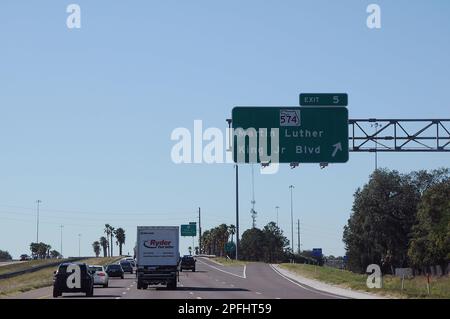 TEMPA/ST.PETERSBOURG/ORLANDO / FLORIDA / USA - 02. Dezember 2017  Autos und Fahrzeuge auf Bundesstaaten fahren am sonnabend und Abend von Orlando nach Tempa und St.petersbourg frei. (Foto: Francis Dean/Dean Picturs) Stockfoto