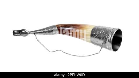 Altes Trinkhorn isoliert auf weißem Hintergrund. Souvenirhorn für alkoholische Getränke mit Metalleinlage. Stockfoto