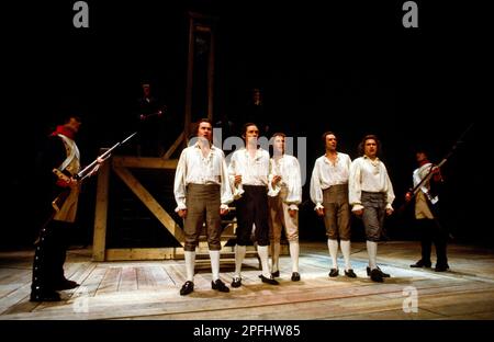 Centre, l-r: Paul Moriarty (Lacroix), Anthony Higgins (Camille Desmoulins), Tom Georgeson (Philippeau), Robert Swann (Herault-Sechelles), Brian Cox (Danton) in DANTONS TOD von Georg Buchner am Olihen vier Theatre, National Theatre (NT), London SE1 21/07/1982 in einer neuen Version von Howard Brentill über Beleuchtung Stockfoto