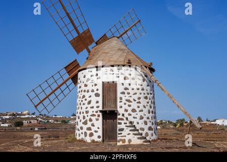 Rekonstruierte alte Mühlen in der Nähe des Dorfes Villaverde auf der Insel Fuerteventura auf den Kanarischen Inseln Stockfoto