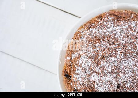 Draufsicht eines Stücks Karotten- und Rosinenkuchen. Der Kuchen ist glutenfrei, Milch- und eifrei. Selektiver Fokus, Platz für Text. Diät-Dessert. Das Konzept der gesunden Ernährung. Hochwertiges Foto Stockfoto