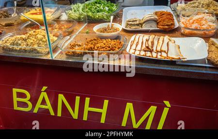 Zutaten für die Zubereitung traditioneller vietnamesischer Banh Mi Sandwiches, die im Fenster einer Bäckerei in Dalat, Vietnam, ausgestellt werden. Stockfoto