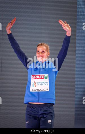 ISTANBUL, TÜRKEI - MÄRZ 05: Anita Horvat von Slowenien feiert während der Europameisterschaft der Leichtathletik-Halle die Medaille von 800m Frauen - Tag 3 am 5. März 2023 in Istanbul, Türkei. (Foto: Nikola Krstic/MB Media/Getty Images) Stockfoto