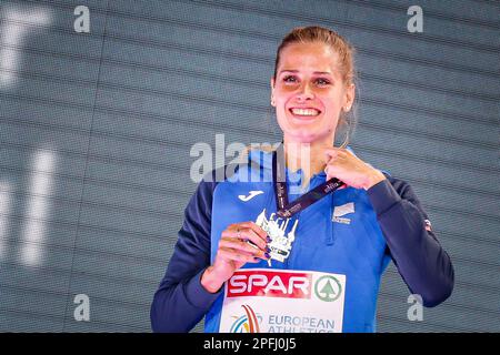 ISTANBUL, TÜRKEI - MÄRZ 05: Anita Horvat von Slowenien feiert während der Europameisterschaft der Leichtathletik-Halle die Medaille von 800m Frauen - Tag 3 am 5. März 2023 in Istanbul, Türkei. (Foto: Nikola Krstic/MB Media/Getty Images) Stockfoto