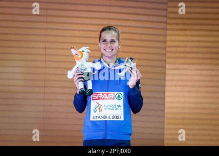 ISTANBUL, TÜRKEI - 05. MÄRZ: Anita Horvat von Slowenien posierte mit einer Medaille während der Europameisterschaft der Leichtathletik-Halle von 800m Frauen - Tag 3 am 5. März 2023 in Istanbul, Türkei. (Foto: Nikola Krstic/MB Media/Getty Images) Stockfoto