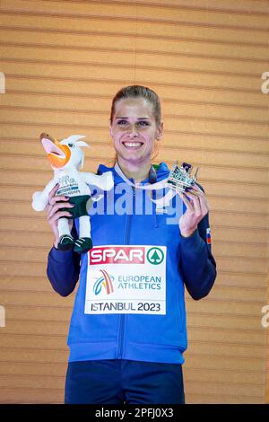 ISTANBUL, TÜRKEI - 05. MÄRZ: Anita Horvat von Slowenien posierte mit einer Medaille während der Europameisterschaft der Leichtathletik-Halle von 800m Frauen - Tag 3 am 5. März 2023 in Istanbul, Türkei. (Foto: Nikola Krstic/MB Media/Getty Images) Stockfoto