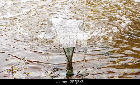 Wasserauslauf eines öffentlichen Brunnens in Barcelona, Katalonien, Spanien, Europa Stockfoto