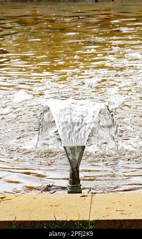 Wasserauslauf eines öffentlichen Brunnens in Barcelona, Katalonien, Spanien, Europa Stockfoto