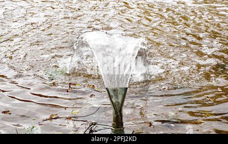 Wasserauslauf eines öffentlichen Brunnens in Barcelona, Katalonien, Spanien, Europa Stockfoto