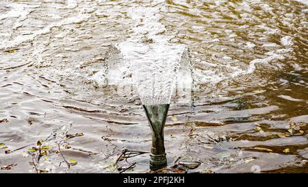 Wasserauslauf eines öffentlichen Brunnens in Barcelona, Katalonien, Spanien, Europa Stockfoto