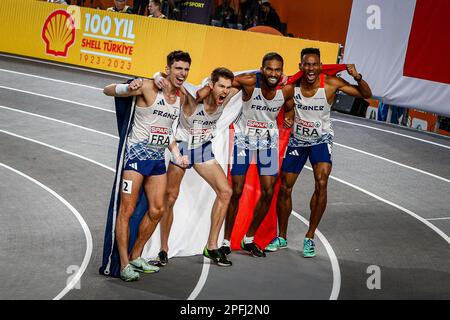 ISTANBUL, TÜRKEI - MÄRZ 05: Teo Andant von Frankreich, Gilles Biron von Frankreich, Muhammad Abdallah Kounta von Frankreich, Victor Coroller von Frankreich reagieren bei der Europameisterschaft der Leichtathletik in der Halle am 3. März 5 2023 in Istanbul, Türkei, auf ein 4x400-m-Staffelrennen. (Foto: Nikola Krstic/MB Media/Getty Images) Stockfoto