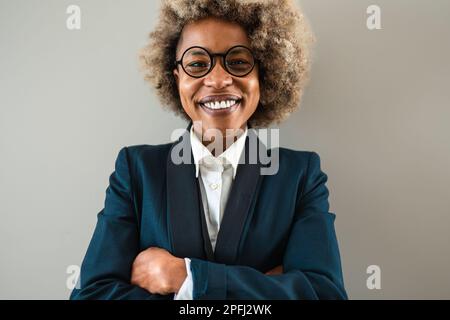 Junge Geschäftsfrau, die in der Kamera lächelt Stockfoto