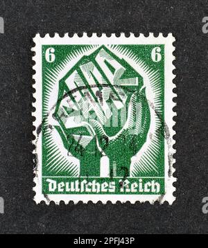 Abgesagte Briefmarke, gedruckt von Deutsch, Reich, die zeigt, dass zwei Hände ein Stück Kohle halten, mit der Aufschrift „Saar“, Saar-Volksbiszit, ca. 1944. Stockfoto