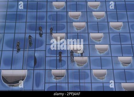 Hamburg, Deutschland. 17. März 2023. Fensterreiniger reinigen die Glasfassade der Konzerthalle Elbphilharmonie in HafenCity. Kredit: Marcus Brandt/dpa/Alamy Live News Stockfoto