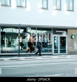 Stavanger, Norwat, 120 2023. März, One man Walking vorbei An Einem Starbucks Coffee Shop Stockfoto