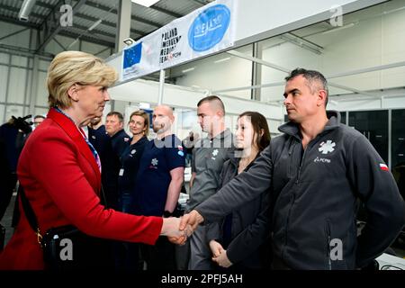 Resov, Polen. 17. März 2023. Die Ehefrau des tschechischen Präsidenten Eva Pavlova besucht das Jasionka Medevac Hub Center, das sich um Patienten kümmert, die am 17. März 2023 aus der Ukraine in Rzeszow (Polen) evakuiert wurden. Der neue tschechische Präsident Petr Pavel und seine Frau Eva Pavlova beenden ihren zweitägigen Besuch in Polen an diesem Tag. Kredit: Roman Vondrous/CTK Photo/Alamy Live News Stockfoto