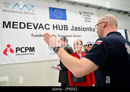 Resov, Polen. 17. März 2023. Die Ehefrau des tschechischen Präsidenten Eva Pavlova besucht das Jasionka Medevac Hub Center, das sich um Patienten kümmert, die am 17. März 2023 aus der Ukraine in Rzeszow (Polen) evakuiert wurden. Der neue tschechische Präsident Petr Pavel und seine Frau Eva Pavlova beenden ihren zweitägigen Besuch in Polen an diesem Tag. Kredit: Roman Vondrous/CTK Photo/Alamy Live News Stockfoto