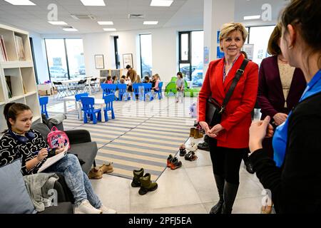 Resov, Polen. 17. März 2023. Ehefrau des tschechischen Präsidenten Eva Pavlova besucht das vom Hohen Flüchtlingskommissar der Vereinten Nationen (UNHCR) eingerichtete Zentrum für Flüchtlingshilfe am 17. März 2023 in Rzeszow (Polen). Der neue tschechische Präsident Petr Pavel und seine Frau Eva Pavlova beenden ihren zweitägigen Besuch in Polen an diesem Tag. Kredit: Roman Vondrous/CTK Photo/Alamy Live News Stockfoto