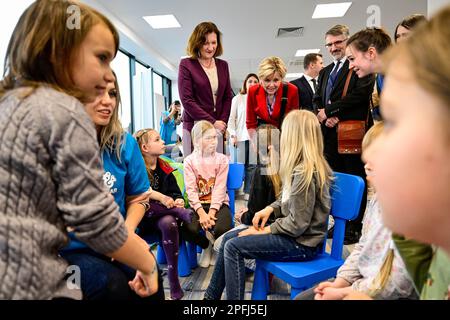 Resov, Polen. 17. März 2023. Ehefrau des tschechischen Präsidenten Eva Pavlova besucht das vom Hohen Flüchtlingskommissar der Vereinten Nationen (UNHCR) eingerichtete Zentrum für Flüchtlingshilfe am 17. März 2023 in Rzeszow (Polen). Der neue tschechische Präsident Petr Pavel und seine Frau Eva Pavlova beenden ihren zweitägigen Besuch in Polen an diesem Tag. Kredit: Roman Vondrous/CTK Photo/Alamy Live News Stockfoto