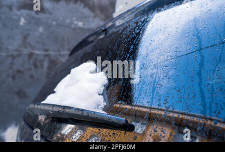 Istanbul, Türkei - 01.28.2022: Schneeteile am Heckscheibenwischer eines Autos nach Schnee Stockfoto