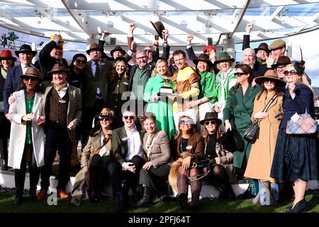 Jockey Paul Townend, Eigentümer Audrey Turley, Greg Turley und die anderen Gewinner der Connections feiern, nachdem Galopin des Champs am vierten Tag des Cheltenham Festivals auf der Cheltenham Racecourse den Boodles Cheltenham Gold Cup Chase gewonnen hat. Foto: Freitag, 17. März 2023. Stockfoto