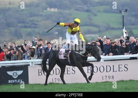 Der Gewinner des Boodles Cheltenham Gold Cup Race, Galopin des Champs Ridden by Paul Townend, überquert die Ziellinie Pferderennen auf der Cheltenham Racecourse o Stockfoto